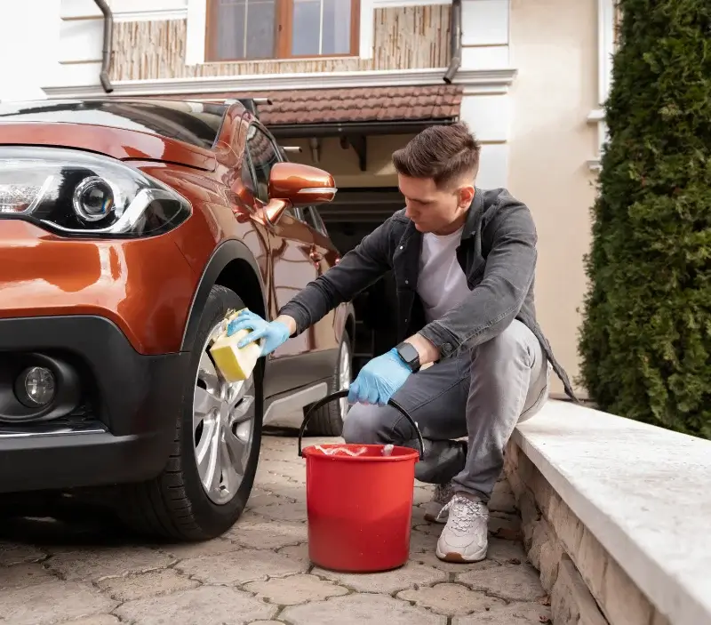Lavage auto à domicile Saint-Christophe-à-Berry : professionnel intervenant sur un véhicule